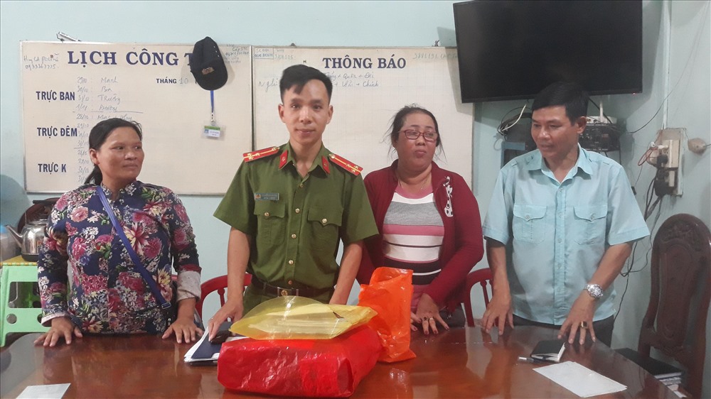 Chị Mai (ngoài cùng bên trái) tại công an phường Tân Bình trao trả lại số tiền cho bà Phước.