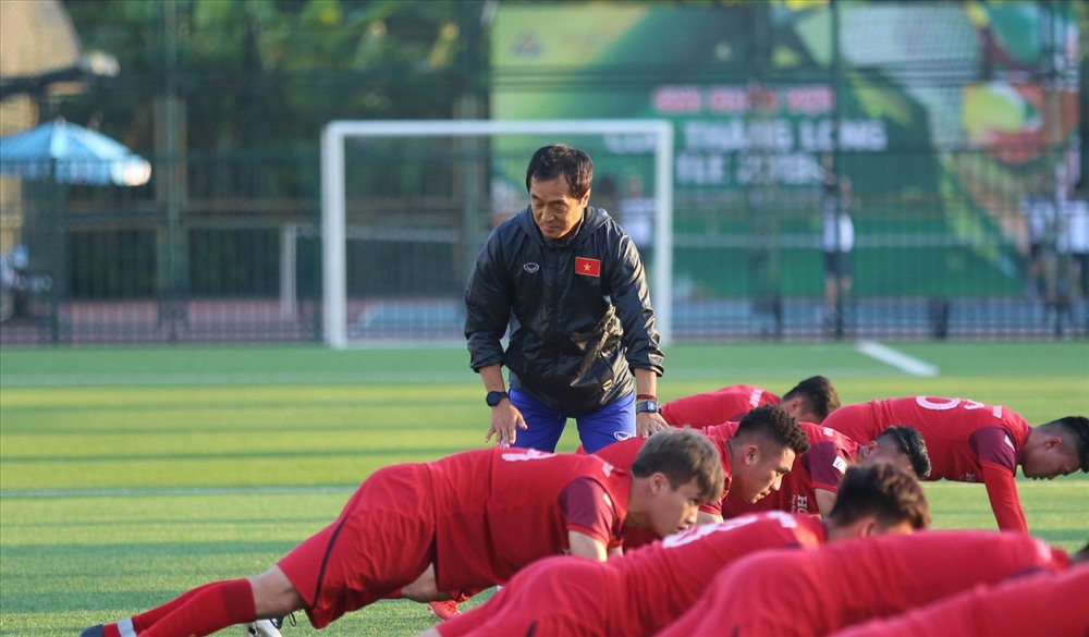 Trợ lý Lee Young-jin sẽ là người hỗ trợ đắc lực cho ông Park. Ảnh: Hoài Thu