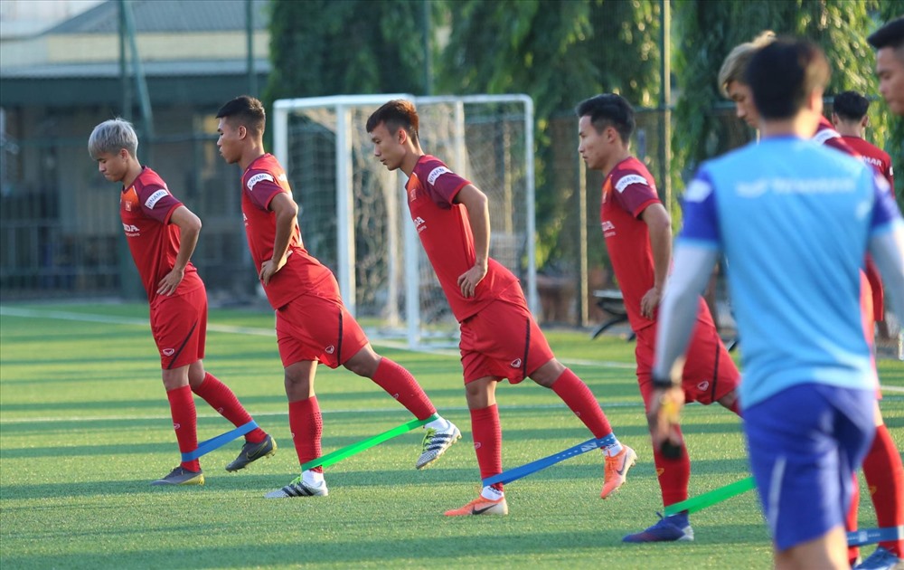 Các cầu thủ U22 Việt Nam tập phục hồi thể lực tại buổi tập chiều 29.10. Ảnh: Hoài Thu