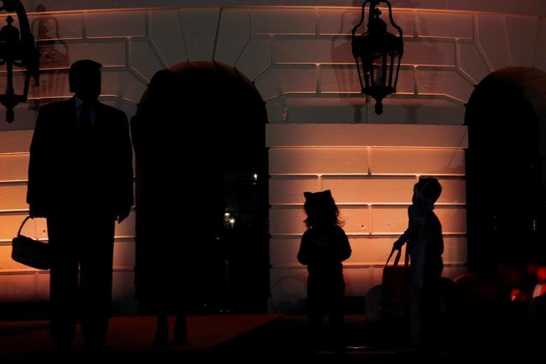 Tổng thống Mỹ đã dành buổi tối 28-10 để tiếp đón những vị khách “nhí” nhân dịp Halloween. Ảnh: Reuters