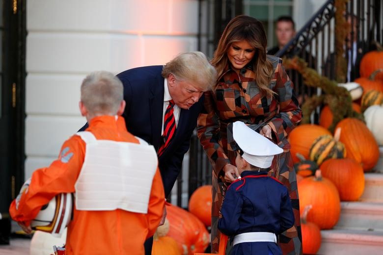 Tổng thống Mỹ đã dành buổi tối 28-10 để tiếp đón những vị khách “nhí” nhân dịp Halloween. Ảnh: Reuters