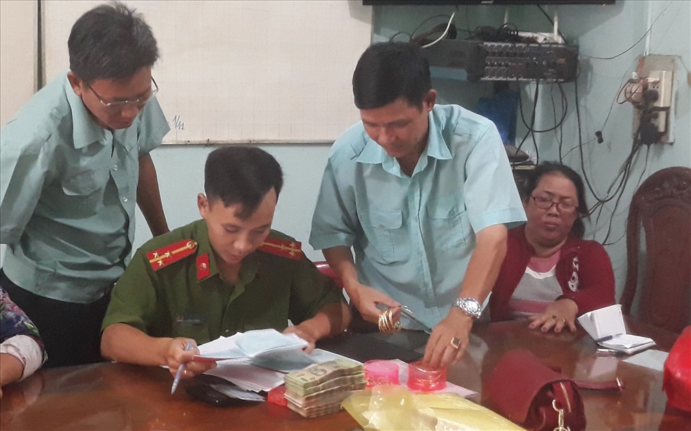 Toàn bộ tài sản người bán vé số nghèo nhặt được đã trả cho chủ nhân. Ảnh: AX