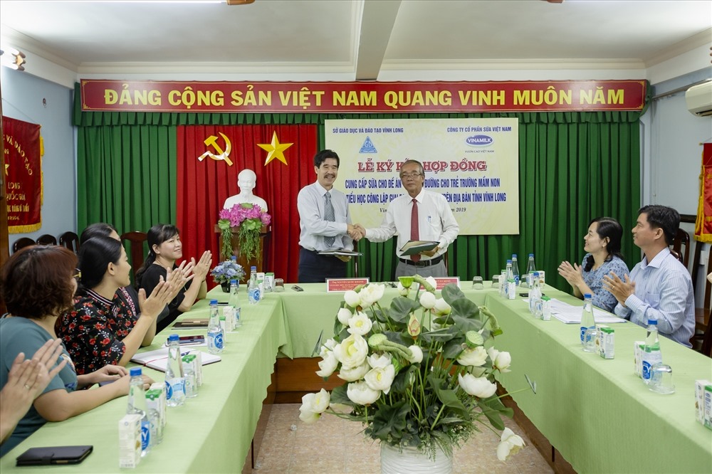 Ông Phạm Văn Hồng, Phó Giám đốc Sở GD và ĐT tỉnh Vĩnh Long và ông Nguyễn Quốc Khánh, Giám đốc Điều hành Nghiên cứu và Phát triển Vinamilk ký kết hợp đồng triển khai đề án Sữa học đường cho trẻ trường mầm non và tiểu học tỉnh Vĩnh Long.