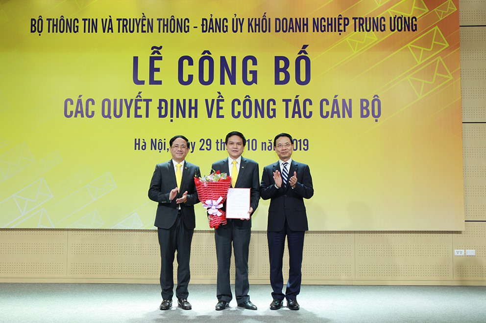 Bộ trưởng Bộ TT&TT Nguyễn Mạnh Hùng, Thứ trưởng Phạm Anh Tuấn trao quyết định và tặng hoa chúc mừng ông Nguyễn Xuân Lam giữ chức vụ Thành viên HĐTV Tổng công ty
