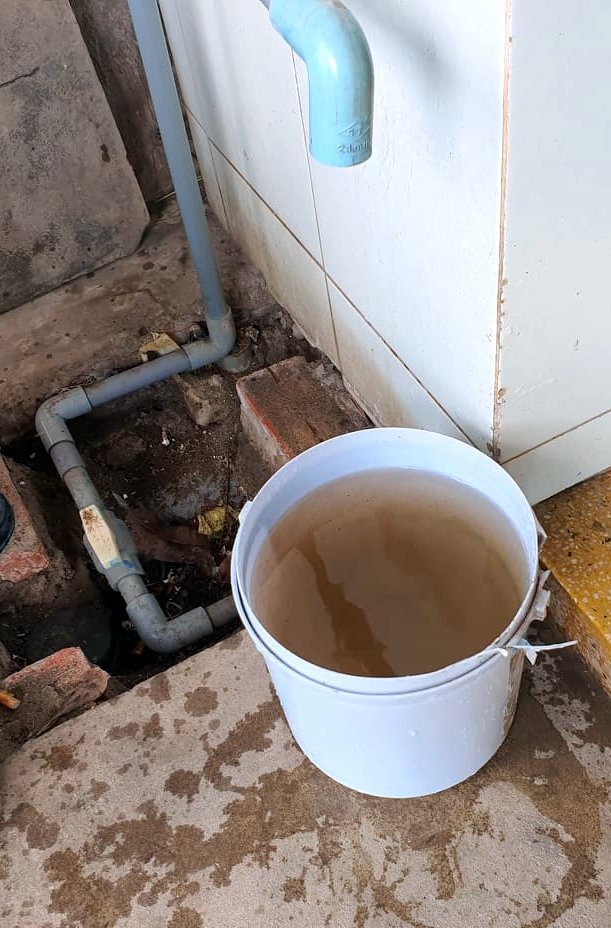 Nước máy có màu lạ người dân rất lo lắng (ảnh Nhật Hồ)