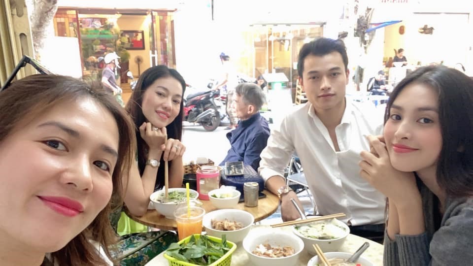 Ngay sau đó, quản lý của Hoa hậu Tiểu Vy đã đăng tải đầy đủ bức ảnh giải thích hiểu lầm. Ảnh: CMH.