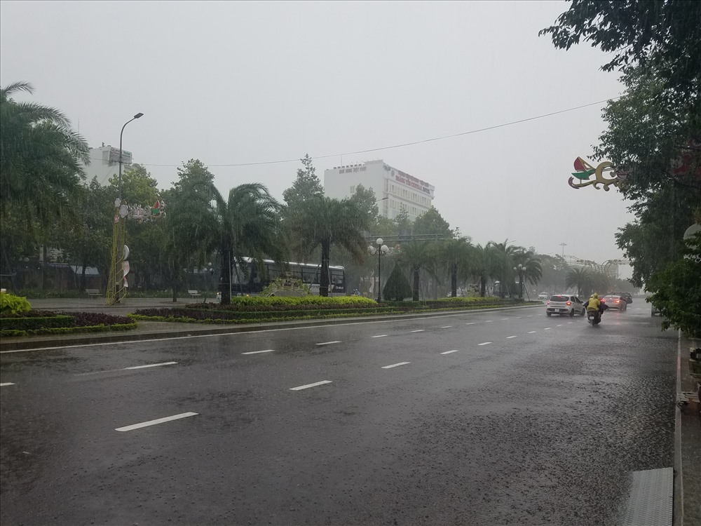 Mưa ngày càng to ở TP.Quy Nhơn. Ảnh: N.T