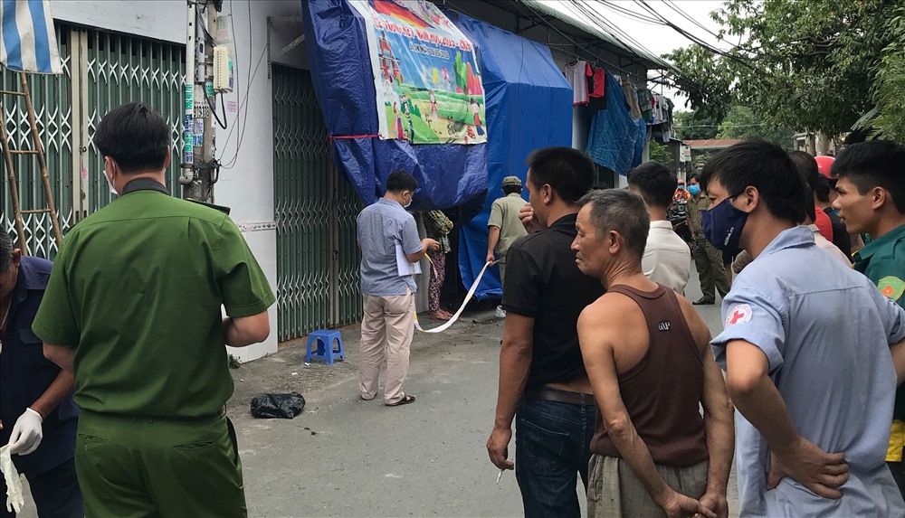 Công an đang điều tra làm rõ vụ chết người trong phòng trọ - Ảnh: AX