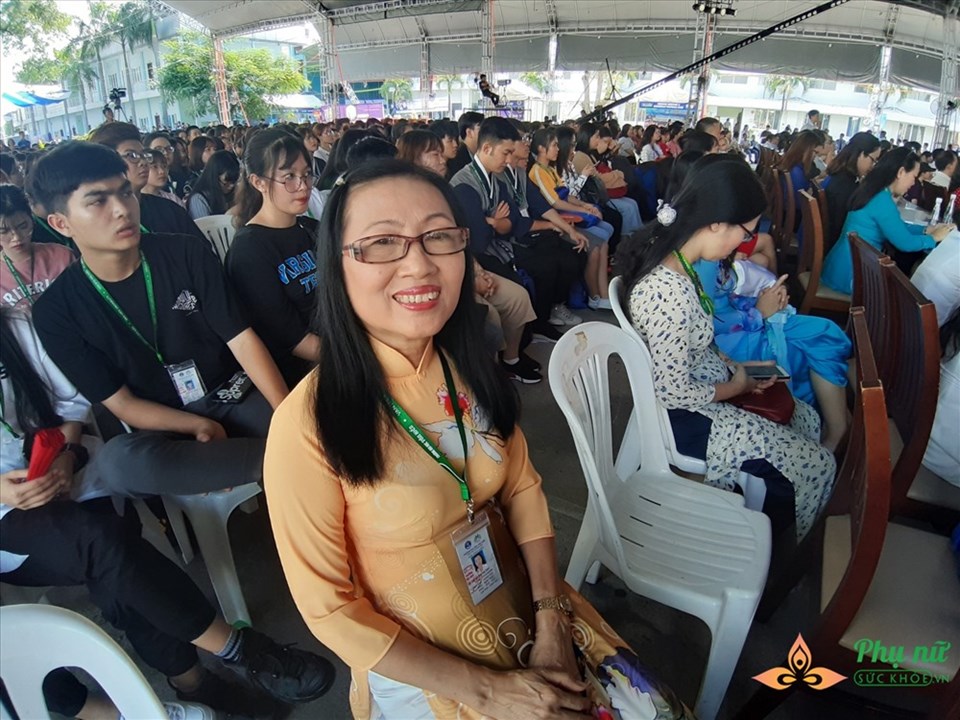 Tân sinh viên Đào Thị Thư trong lễ khai giảng sáng 30.10 Tân sinh viên Đào Thị Thư trong lễ khai giảng sáng 30.10