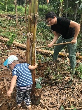 Mới gặp lần thứ hai nhưng bé Duy có vẻ đã quen Alfred. Ảnh: NVCC