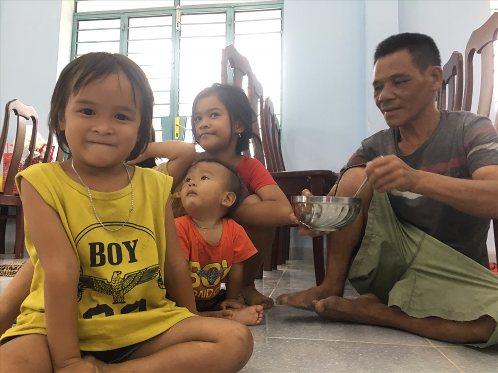 Người già và trẻ nhỏ được di dời đến nhà văn hóa thôn từ sớm. ảnh: P.L