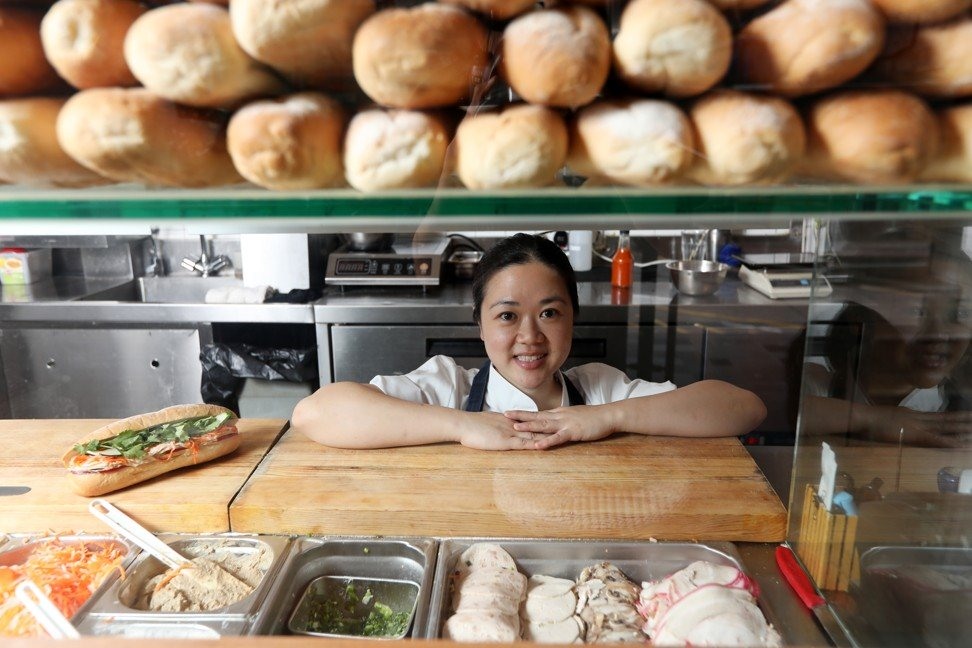 Bếp trưởng Theign Yie Phan tại tiệm bánh mì Le Petit Saigon ở Hong Kong. Ảnh: SCMP