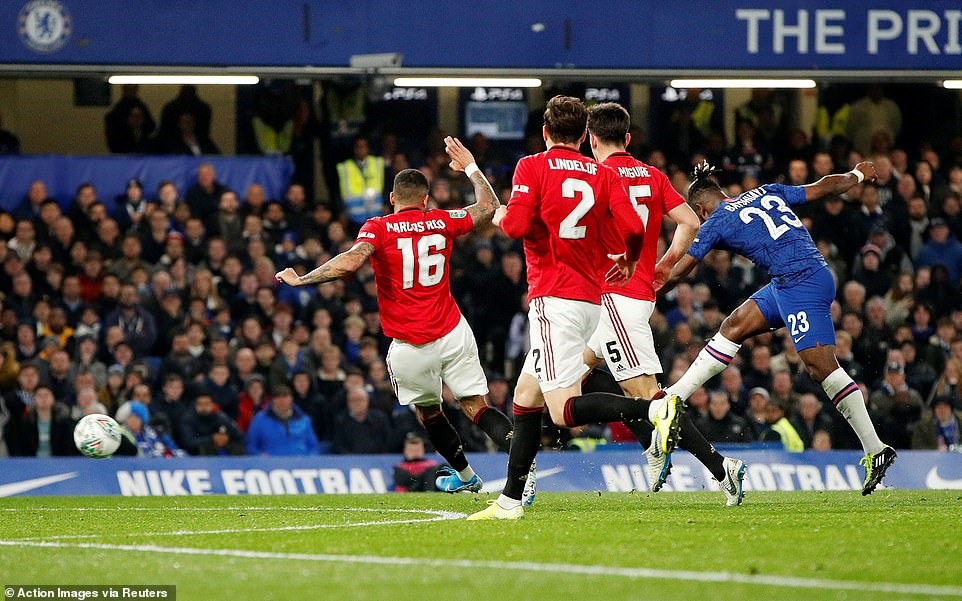 Batshuayi đi bóng dũng mãnh qua Harry Maguire và ghi bàn. Ảnh: Getty, Reuters, REX.
