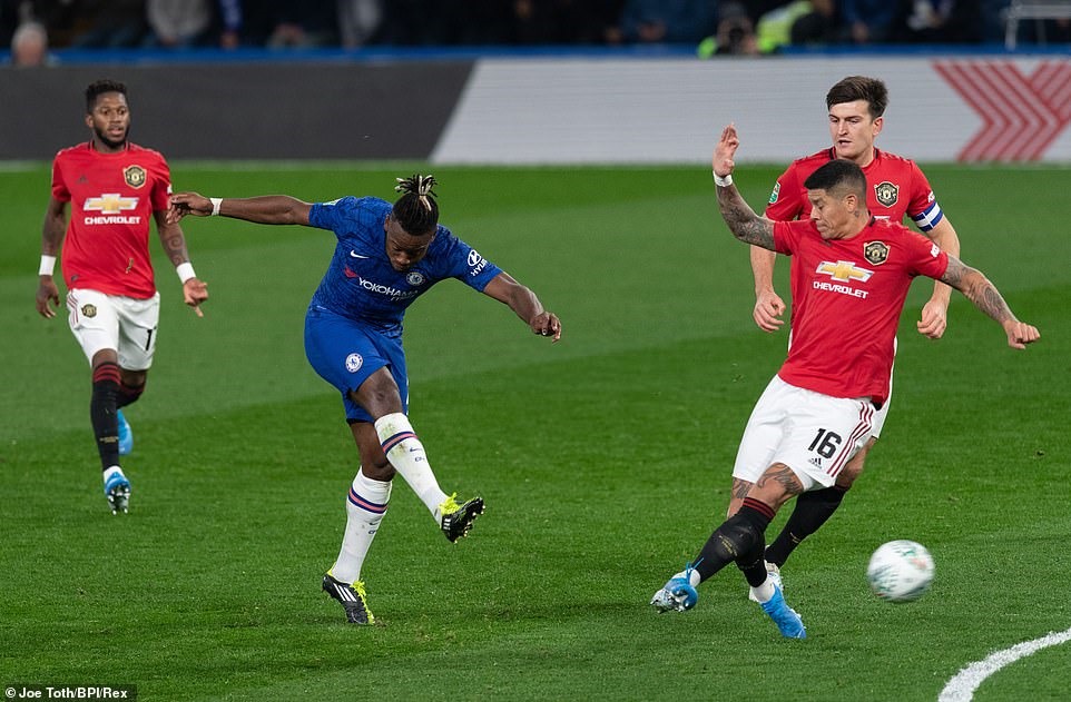 Batshuayi đi bóng dũng mãnh qua Harry Maguire và ghi bàn. Ảnh: Getty, Reuters, REX.