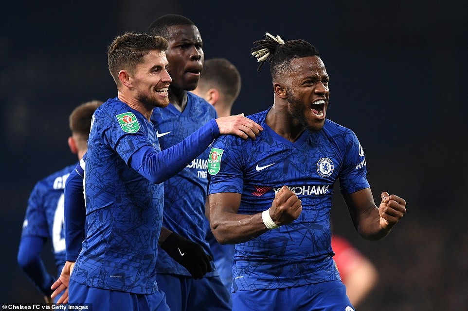 Batshuayi đi bóng dũng mãnh qua Harry Maguire và ghi bàn. Ảnh: Getty, Reuters, REX.