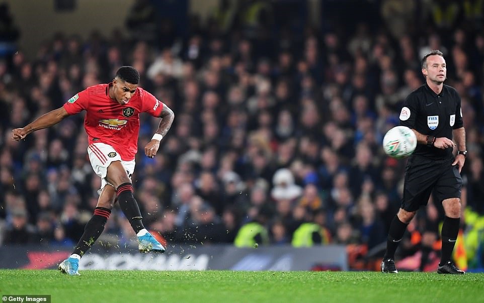 Pha đá phạt đẹp mắt của Rashford. Ảnh: Getty.
