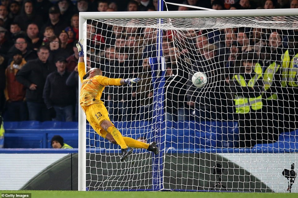Pha đá phạt đẹp mắt của Rashford. Ảnh: Getty.