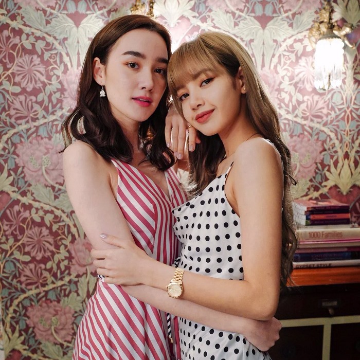 Lisa chụp ảnh cùng