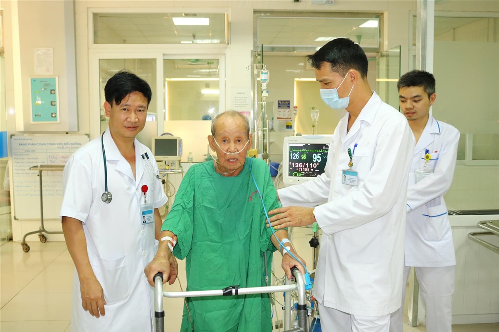 Các y bác sĩ chăm sóc cụ ông sau phẫu thuật. Ảnh: BVCC