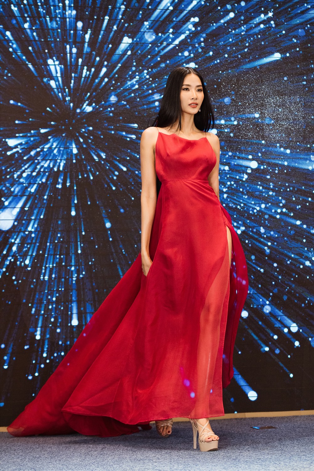 Phần catwalk cùng các trang phục của Hoàng Thuỳ liên tục bị các giám khảo nhắc nhở. Ảnh: MUVN.