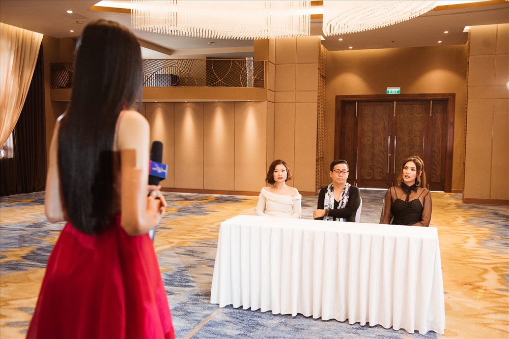 Bộ 3 giám khảo giúp Hoàng Thuỳ trong phần catwalk. Ảnh: MUVN.