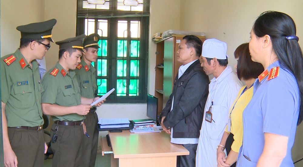 Cơ quan ANĐT Công an Thanh Hóa thi hành lệnh bắt tạm giam bị can Phan Văn Giỏi. Ảnh: CATH