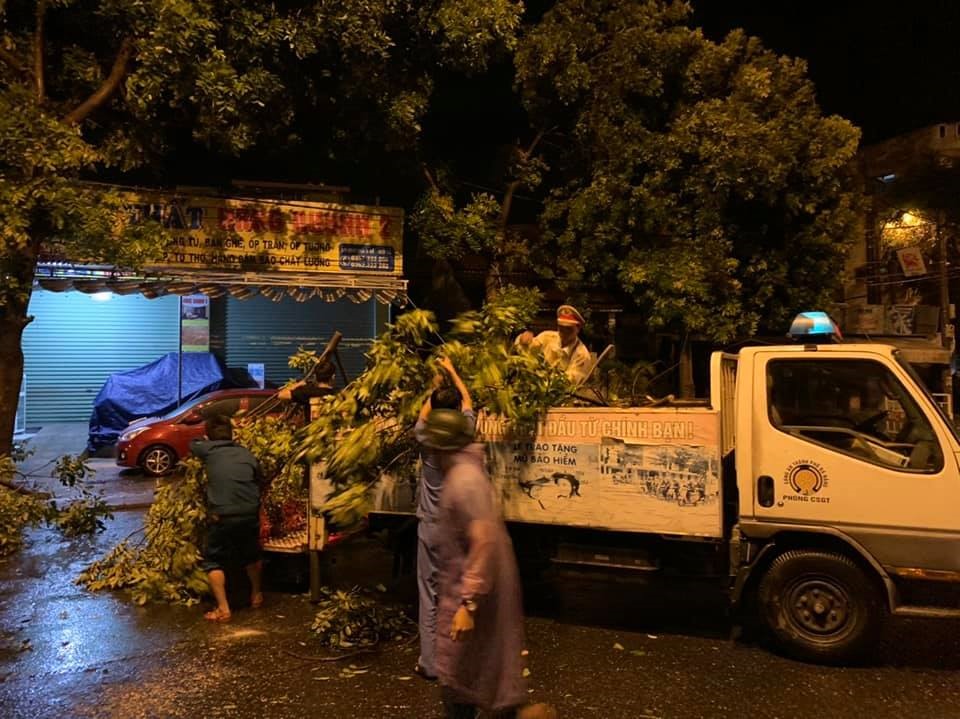 Ngay trong đêm lực lượng CSGT Công an TP Đà Nẵng, Cty Môi trường đô thị, Cty cây xanh Đà Nẵng, Điện lực Đà Nẵng... đã khẩn trương tiến hành dọn dẹp, để đảm bảo an toàn cho người dân khi lưu thông.