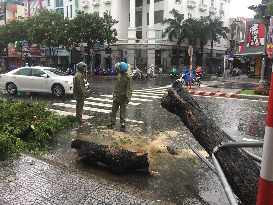 Ở các nút giao quan trọng, lực lượng túc trực để phần làn, hạn chế ùn tắc vào giờ cao điểm buổi sáng học sinh đến trường, người dân đi làm.