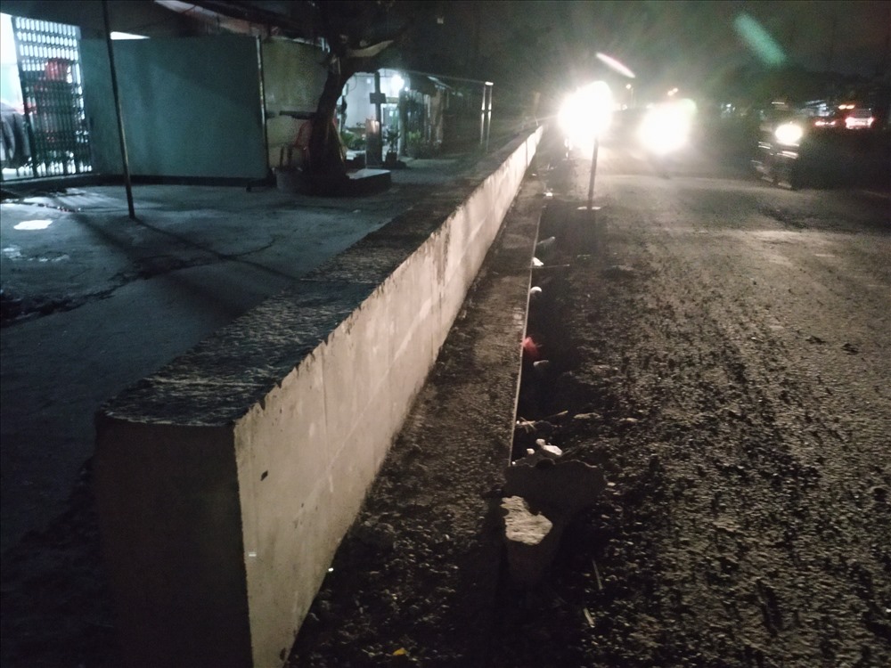 Xây tường chắn bảo vệ QL1 khỏi triều cường. Ảnh: K.Q