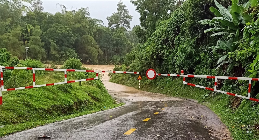 Cơ quan chức năng đóng barie, không cho lưu thông qua tuyến quốc lộ này. Ảnh: T.C