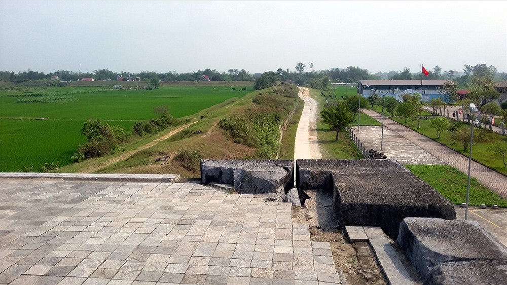 Một đoạn thành đất. Ảnh: Thuỳ Dung