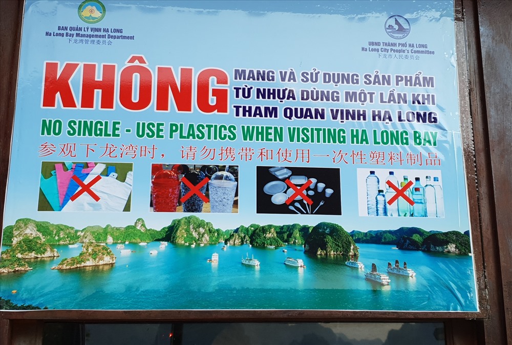 Các biển tuyên truyền về việc không dùng các sản phẩm làm từ nhựa sử dụng một lần được đặt ở tất cả các điểm tham quan. Ảnh: Nguyễn Hùng