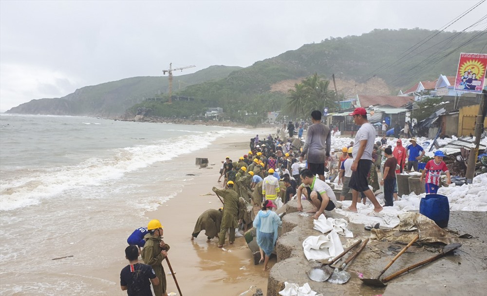 Lượng lượng Bộ đội, Công an được huy động tăng cường để hỗ trợ địa phương khắc phục.