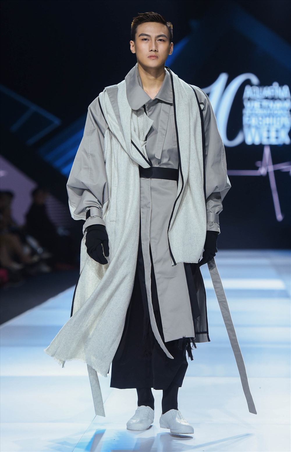 Mạc Trung Kiên - Quán quân The Face 2018 là Vedette nắm giữ linh hồn” BST của Kit Woo lần này. Sử dụng chất liệu vải da, vải dù, phi bóng, cùng phong cách unisex (phi giới tính) cố hữu, thiết kế đã làm nổi bật lên sự phá cách đầy táo bạo và ấn tượng.