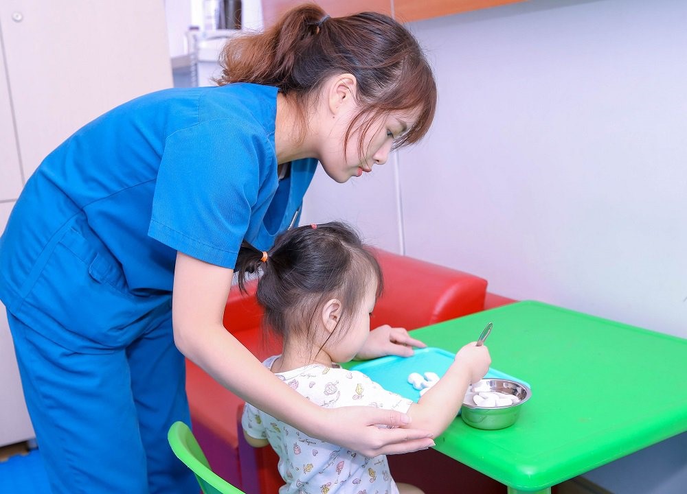 Điều trị tự kỷ bằng phối hợp ghép tế bào gốc và giáo dục phục hồi chức năng.