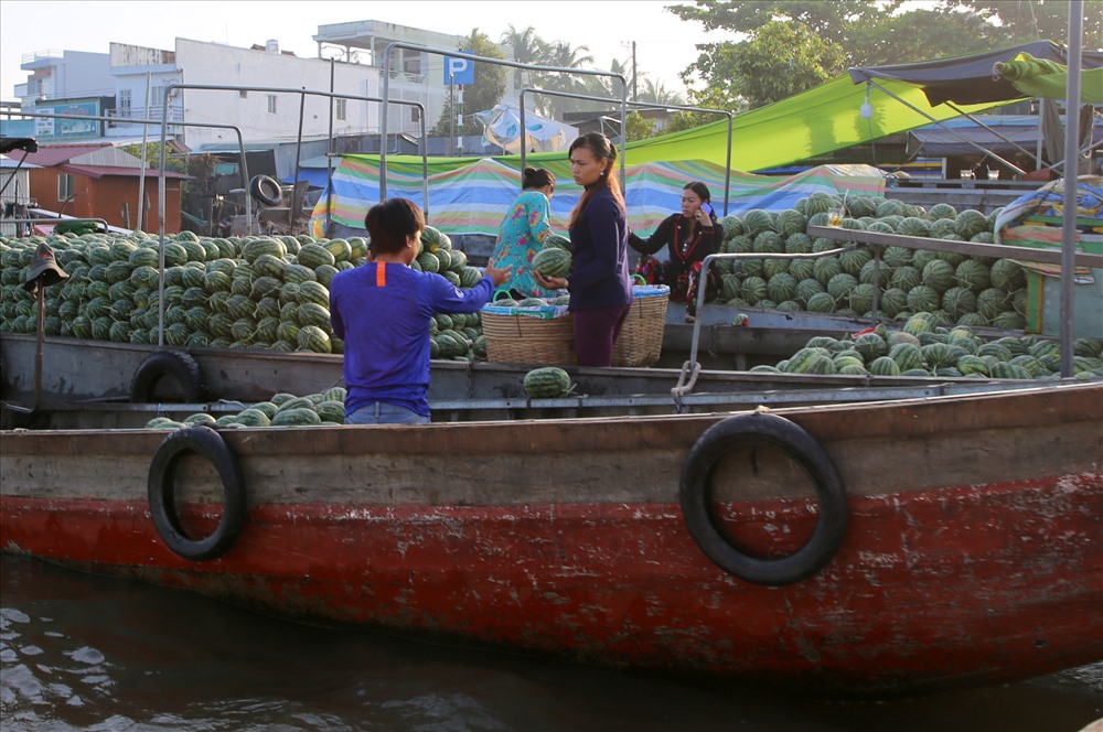Những chiếc thuyền buôn bán dưa hấu ở chợ nổi Cái Răng. Ảnh: H.Thơ.