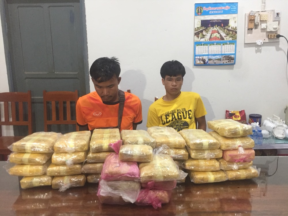 2 đối tượng cùng tang vật hơn 200.000 viên ma túy. Ảnh: Mạnh Hùng.