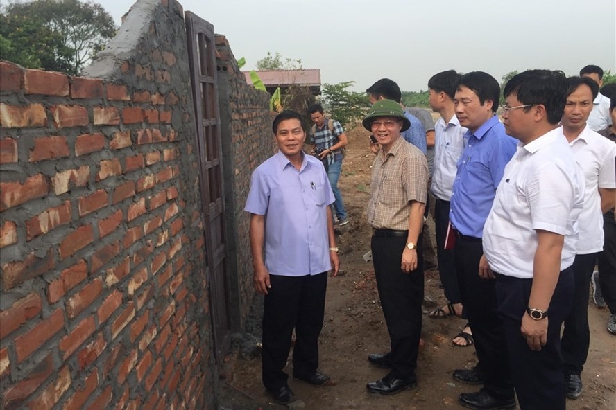 Chủ tịch UBND TP.Hải Phòng Nguyễn Văn Tùng kiểm tra khu đất bị các đối tượng xã hội xâm chiếm. Ảnh HH