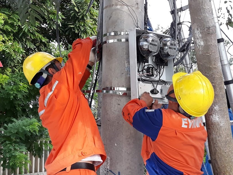 Người lao động EVNNPC tự hào mang dòng điện tới những địa bàn khó khăn nhất, kể cả nơi núi cao, đảo xa. Ảnh: EVNNPC
