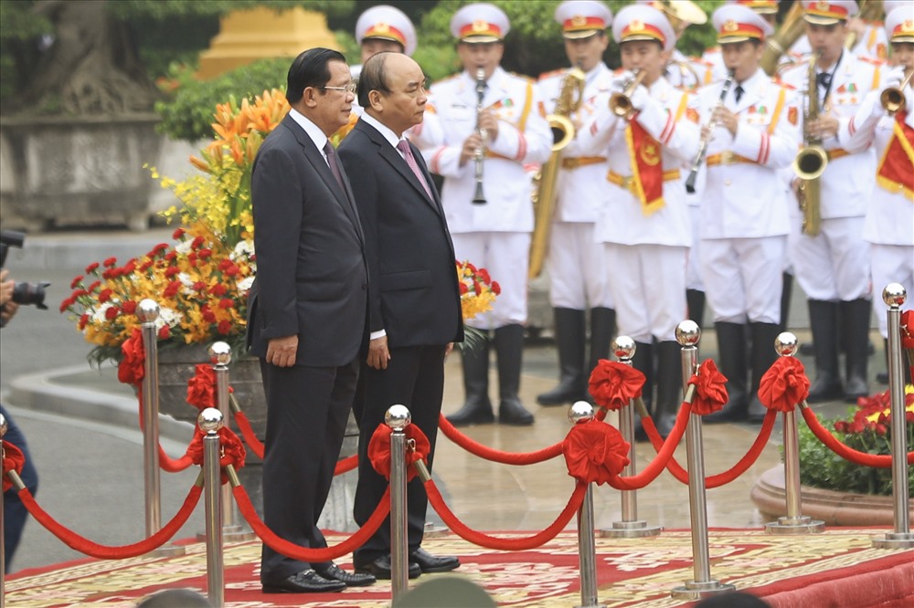 Thủ tướng Nguyễn Xuân Phúc và Thủ tướng Campuchia Hun Sen trong lễ đón tại Phủ Chủ tịch sáng 4.10. Ảnh: Sơn Tùng.