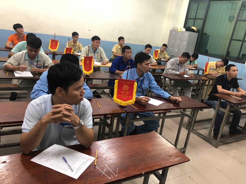 Các thi sinh trước phần thi thực hành của Hội thi thợ giỏi TP. Hà Nội. Ảnh: Đ.P