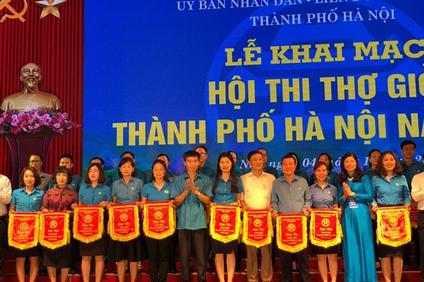 Đồng chí Trần Văn Thuật – Phó Chủ tịch Tổng LĐLĐVN trao cờ thi đua cho các đơn vị tham gia thi thợ giỏi TP. Hà Nội năm 2019. Ảnh: Đ.P