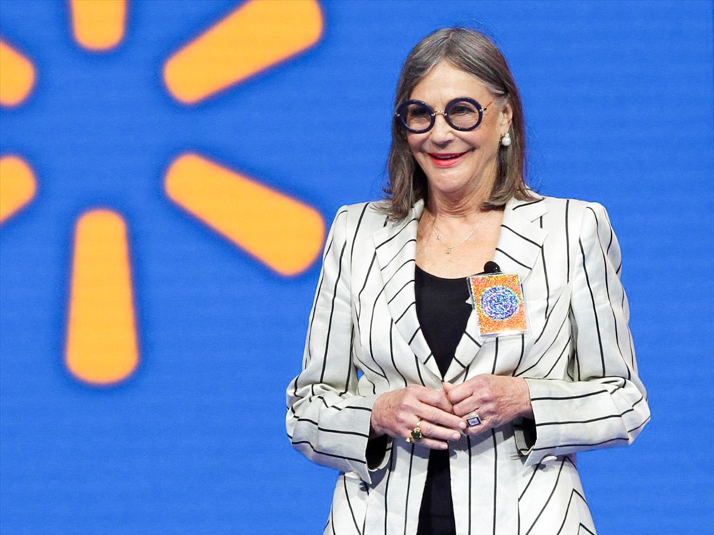 Alice Walton là người con gái út của Sam Walton. Sinh ra trong gia tộc giàu có nhất hành tinh, nắm trong tay khối tài sản 52 tỉ USD tài sản, bà không chỉ là người phụ nữ giàu nhất Mỹ mà còn đứng đầu trong top tỉ phú nữ giàu có nhất hành tinh.