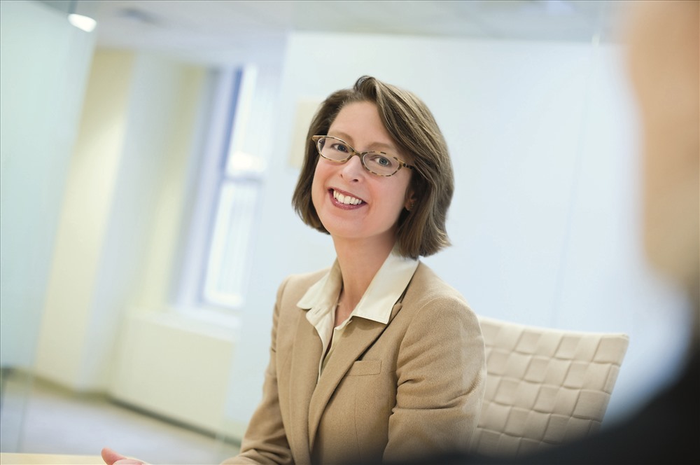 Ông nội của Abigail Johnson sáng lập quỹ đầu tư Fidelity cách đây hơn 70 năm. Hiện quỹ này quản lý khoảng 2.700 tỉ USD tài sản. Sau 26 năm làm việc tại công ty, Abigail Johnson trở thành CEO vào năm 2014, và giữ chức chủ tịch hội đồng quản trị vào năm 2016. Bà nắm khoảng 24,5% cổ phần công ty. Ảnh: Fortune