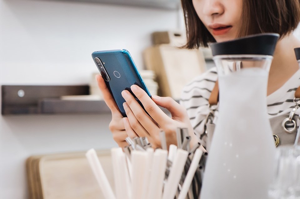 Realme 5 Pro với cụm 4 camera sau có mức giá dưới 7 triệu đồng (ảnh:P.M). Realme 5 Pro với cụm 4 camera sau có mức giá dưới 7 triệu đồng (ảnh:P.M).