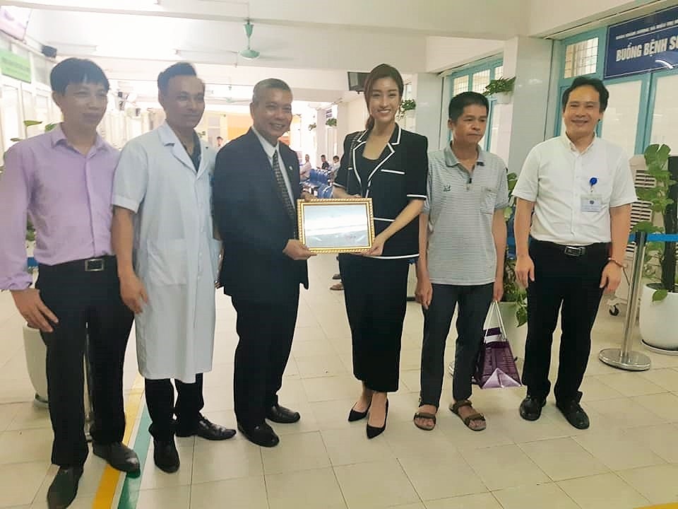 Hoa hậu Đỗ Mỹ Linh ủng hộ 300 triệu đồng cho gia đình bệnh nhi. Ảnh: BVCC