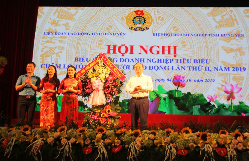 Đồng chí Đỗ Tiến Sỹ - Uỷ viên TƯ Đảng, Bí thư Tỉnh uỷ Hưng Yên tặng hoa chúc mừng LĐLĐ tỉnh Hưng Yên tại Hội nghị. Ảnh: H.A