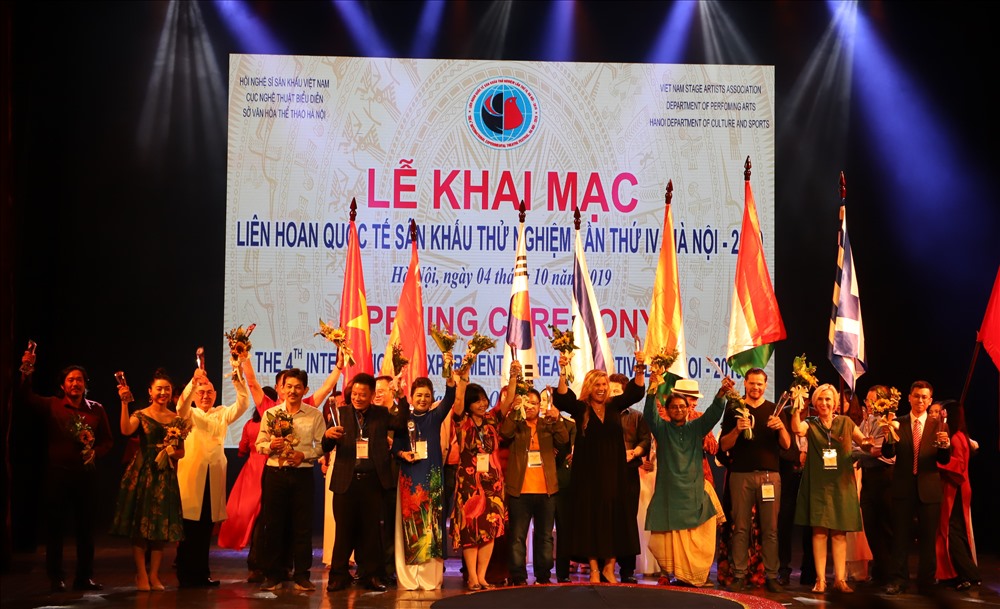 Đại diện các nước lên nhận cúp lưu niệm của chương trình. Ảnh: Nguyễn Hồng.