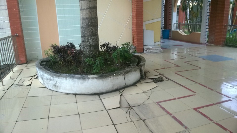 Công trình xuống cấp nghiêm trọng nhưng không có giăng dây, cấm biển cảnh báo nguy hiểm. Ảnh: Thành Nhân