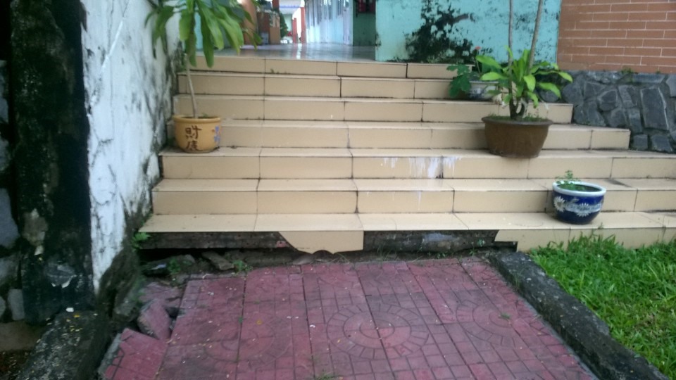Công trình xuống cấp nghiêm trọng nhưng không có giăng dây, cấm biển cảnh báo nguy hiểm. Ảnh: Thành Nhân